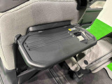 飲み物や食べ物を気軽に置ける格納式シートバックテーブルを、運転席と助手席の背もたれにご用意。車内の休憩も快適です!