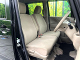 運転席まわりには十分なスペースがあり、大柄な方でもゆったり運転していただける環境です。