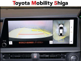 後方確認に便利なバックモニタ-を装備しています。天井から映したように見えるパノラミックビューモニター機能付きです。
