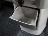 ◆センターロアボックス◆インパネ中央の下部には、ごみ箱としても使用する事ができるセンターロアボックスを装備しております。