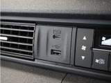 ◆USB接続端子◆スマホやiPodなどを接続して、いつもの音楽を車内でもお楽しみいただけます♪