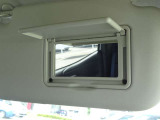【運転席バニティミラー】ちょっとしたお化粧直しや身だしなみチェックの時に便利♪ 女性には特に嬉しい装備♪