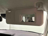ちょっとした身だしなみチェックができるバニティミラー付き運転席・助手席サンバイザー,運転席側にはチケットホルダーも付いてます