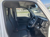 広く快適な運転席です。長距離運転も楽々ですよ!
