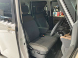 運転席、助手席です。座面も広くゆったりと座れてアームレストも付いているので重宝します。
