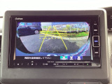 バックモニター付きで、車庫入れやバック時の後方確認をしっかりサポート。モニターに映し出される映像で死角も確認しやすく、狭い場所での駐車や後退時の操作をより安心して行えます。