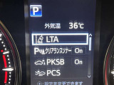 レーンディパーチャーアラートとは車線または走路からの逸脱の可能性を警告すると共に、車線または走路からの逸脱を避けるためのハンドル操作の一部を支援する機能です。詳細は販売店スタッフまでおたずねください。