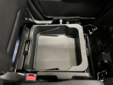 【シートアンダーボックス】助手席下には持ち運び可能な収納ボックスが装備されています。車検証ケースや靴などが収納できます。