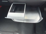 使わない時はスマートに収納できるドリンクホルダーです。スマホや小物置きにも使えるのでとっても便利♪必要なものをスムーズに取れて、毎日のドライブがより快適に!