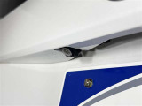 【バックカメラ】車両の後方を映像で確認するためのカメラです。運転席のモニターに映像が映し出され、後方確認や駐車をサポートします。