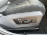 【コックピットシート】BMW車の主役席。車体中央にくる様に配置し車両重心とが一致する事でドライバーと車との一体感あるドライビングを実現。人間工学に基づき形成した形状が長時間のドライブ疲労も軽減します!