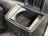 運転席側掘り込み式カップホルダー
