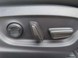 運転する時はドライビングポジションが気になりますよね。パワーシートで座席位置の微調整もしっかりできます。高級感がある装備としても人気があります。