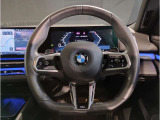 BMWのステアリングはドライバーと車体が一体感に感じれるような操作性を実現しております。また、握りやすさや操作性を向上するためにスイッチ類も配置されております。