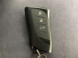 ドアの開閉時、両手が荷物で塞がっている時はキーレスでのカギの解除が大変ですよね。スマートキーはポケットやバッグに入れておけば、ノブに触れただけでロックの解除が可能です。とても便利な機能です。