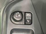 キーフリー連動で施錠時に格納します。降車の直前まで後方確認ができ、閉じ忘れも防げます。