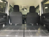 後部のシートを倒すとこんなに広々空間が!大きなお荷物を乗せる時でも心配ありません!