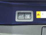 パワーバックドア装備!リヤゲートのスイッチを押すだけでバックドアが閉まります!運転席周りからも開閉の操作ができます♪