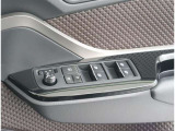 パワーウィンドウのスイッチです。車種によっては鍵のロック・アンロックに連動してミラーが開閉する「オートリトラクタブルミラー」も装備!