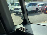 これがあの噂の「ピタ駐ミラー」駐車スペースが狭い時、何度もハンドルを切り返さなくても楽にピタリと駐車出来るんです!使ってみると案外便利なんです♪ナイスアイデア!!って感じです。