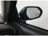 隣車線を走る車両をレーダーで検知し、ドアミラーでは確認しにくい後側方エリアに存在する車両に加え、急接近してくる車両も検知します。車両を検知するとドアミラーに搭載されたLEDインジケーターが点灯します。