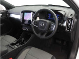 インストルメントパネルは僅かに運転席側へと傾けられているほか、余計なスイッチ類を可能な限り排し、運転に集中しやすい環境を造り出しています。