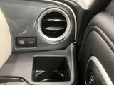 【運転席ドリンクホルダー】使いやすさに配慮したドリンクホルダー
