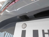 車の後方に小型カメラが付いておりバックする際の後方の様子をモニター上に表示します。