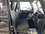 [フロントシート]インパネにシフトが付いているので足元広々!運転席から助手席の移動も楽々♪どちらからでも乗り降り出来るので、狭い場所の乗り降りも楽ちんですよ♪