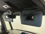 【サンバイザー】車内で身だしなみを整えるためのバニティミラーがセット。お化粧直しや髪型のチェックに活用できます。