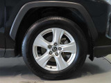 純正のアルミホイール装着車です。タイヤサイズは225/65R17です。