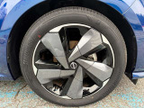 秘めたるパフォーマンスを足元からも主張する、日産純正アルミホイールが装着されています。