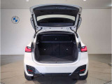 BMWではスペアタイヤが非搭載となるため、スペースは拡大されており、収納スペースとして利用可能。トランクの下にも収納スペースがあり、意外と役に立つスペースでございます。