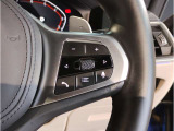 運転中にもオーディオの音量やFMの切り替えなどステアリングでの操作で切り替え可能なため、ステアリングから手を放す必要がない為、運転中でも操作が簡単でございます。
