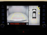 パノラミックビューモニターを装備。駐車場や交差点でクルマを真上から見るように周囲を確認できます。機能の詳細は販売店スタッフまでおたずねください。