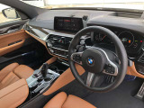 BMW 伝統のコックピットはドライバー志向で設計され、人間工学を駆使し、細部に到るまで設計されたコックピットを実現しました。