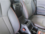 長距離運転に便利、快適アームレスト搭載!