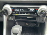 左右独立温度コントロールフルオートエアコンです。運転席、助手席それぞれで独立して温度設定ができます。冷え性の方が乗っても安心ですね♪