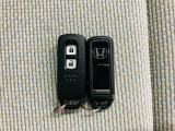 スマートキー付ですので、カバンの中やポケットに携帯するだけでドアロックの開閉・エンジンスタートが可能です!ボタン操作でもタッチセンサーでもドア開閉が可能で、しかもセキュリティ機能付きです!!