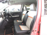 アームレストが付いたベンチシート。運転席は6ウェイ、助手席は4ウェイの調整が可能です。