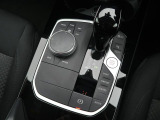 【シフトノブ】BMWの高性能オートマチックは、ATセレクトレバーを左側に倒すことで、通常の「D」から「S」(スポーツ)または「M」(マニュアル)へと切り替えが可能です。