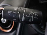 【オートワイパー機能】レバーをAUTOの位置にしているとき、レインセンサーが雨を感知すると、雨量に応じて、ワイパーが自動で作動します。