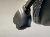 あおり運転対策や予期せぬトラブルへの備えとして心強いドライブレコーダー。走行中の映像をしっかりと記録し、ドライバーと同乗者の安全を見守ります。購入後すぐに安心してドライブを楽しめる人気の装備です。