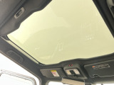 開放的な大型ガラスで、開閉は不可ですが車内に明るい光を取り込んでくれます♪