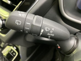 雨天時でも視界を確保するワイパーレバー。レインセンサーとの連携により、自動で雨量を感知し作動します。快適なドライビングをサポートします。