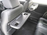 ◆シートバックテーブル◆フロントシートの背面に後席用のテーブルがついています。小物が置けて!カップホルダーもあります、ドライブ中や休憩時にも便利なテーブルです。