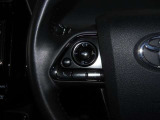 ステアリングスイッチ付きで、運転中に視線を前に向けたまま操作できます。
