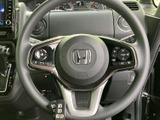 握りやすいステアリングは、運転操作をスムーズにします。操作系の配置も考え抜かれており、快適なドライビングをサポートします。