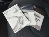 メンテナンスノート、取扱説明書ですね。 車の情報が凝縮されています。 車の整備記録が記載されている大事な物ですよ。