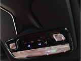 【SOSコール】車両の通信システムにより、SOSコールを発信することが可能です。また、エアバックの開くような大きな事故の場合は自動で通信を開始します。もしもの時にも安心です。